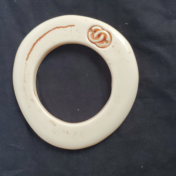 Vintage Chanel acrylic set with ring and bangle. - Picture 2 of 10